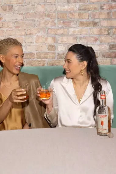 Friends enjoying drinks with Whisky Clermont Steep