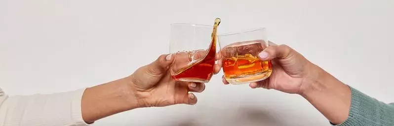 glass-drink-friends-whisky-clermont-steep