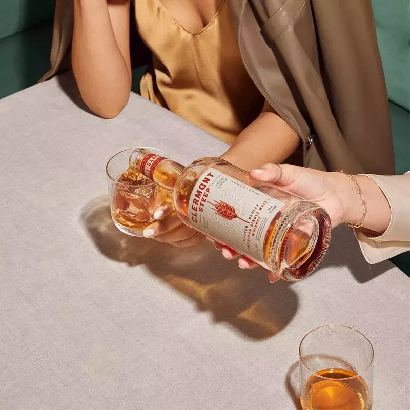 People having drinks of Whisky Clermont Steep